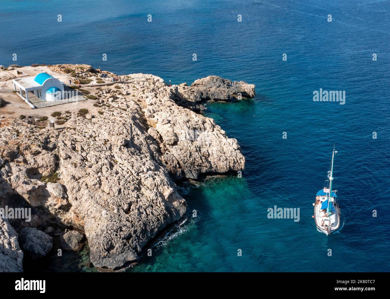 Vue aérienne de la petite chapelle d'Agioi Anargyri, parc national du Cap Greco, Chypre. Banque D'Images