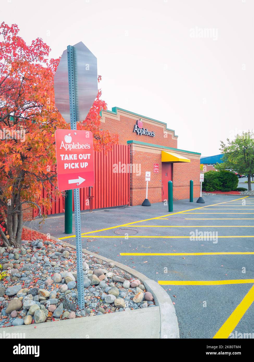 New Hartford, New York - 3 octobre 2022 : vue en portrait de l'extérieur du bâtiment du restaurant Applebee's avec panneau de ramassage au premier plan. Banque D'Images