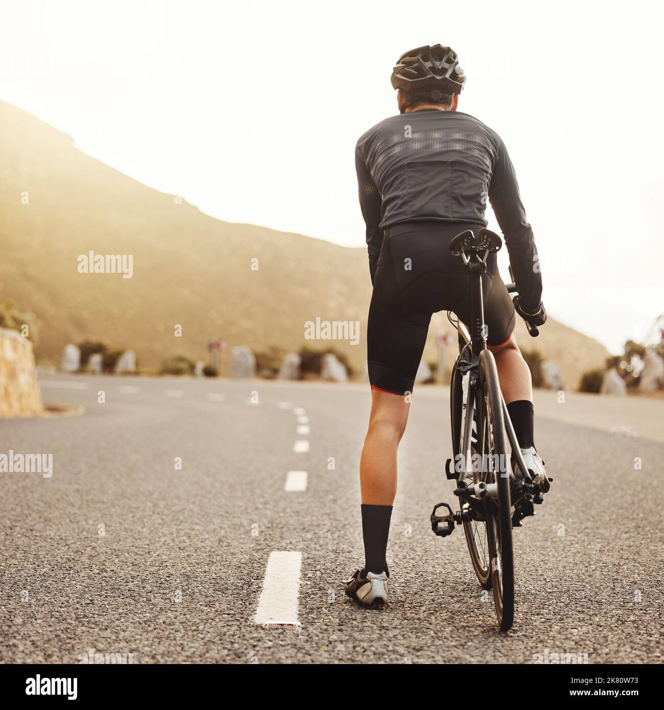 Cycliste, route de campagne ou vélo de fitness pour l'entraînement au lever du soleil, l'entraînement et l'exercice pour les objectifs de santé, de bien-être ou de cardio-cardiaque. Homme, sportif ou Banque D'Images