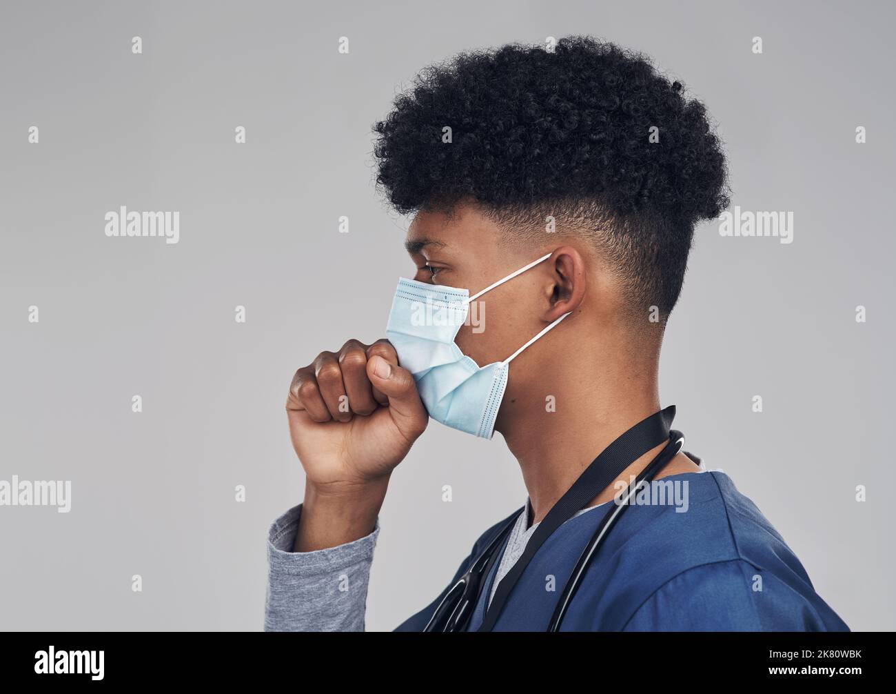 Je pourrais être malade, mais je pourrais sauver une vie aussi. Une infirmière toussant tout en portant un masque facial. Banque D'Images