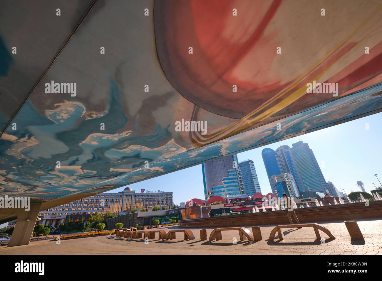 Une grande, fraîche, intéressante, peinture de fantaisie de Saturne avec des vagues, des nuages. Sur le dessous du pont de Qabanbay Batyr Avenue. À Astana, Nur Banque D'Images