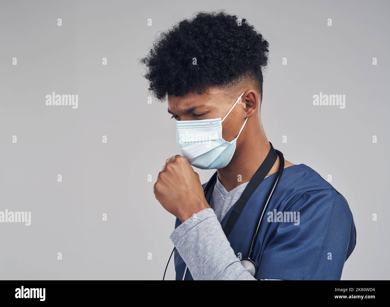 Nous mettons nos vies en danger pour sauver la vôtre. Une infirmière toussant tout en portant un masque facial. Banque D'Images