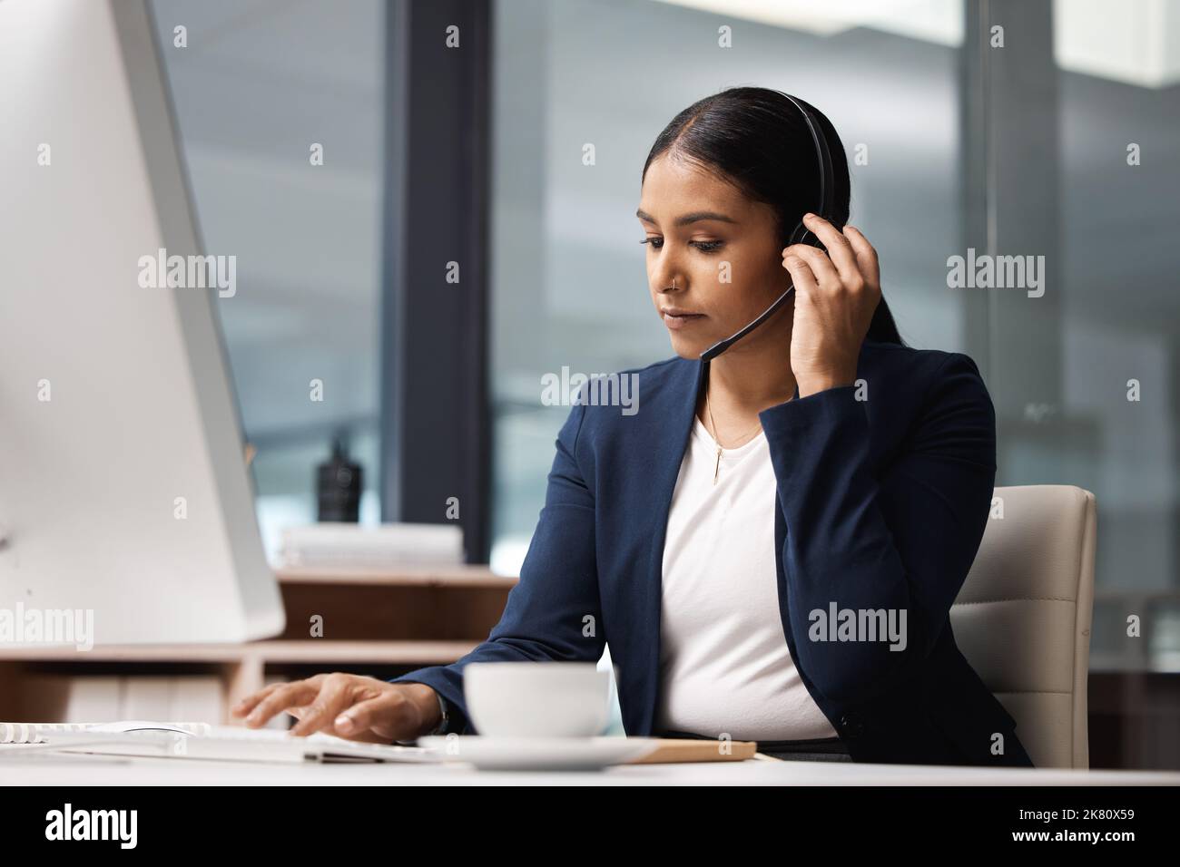 Gestion des jours d'appels entrants. Jeune femme d'affaires travaillant sur un ordinateur dans un centre d'appels. Banque D'Images