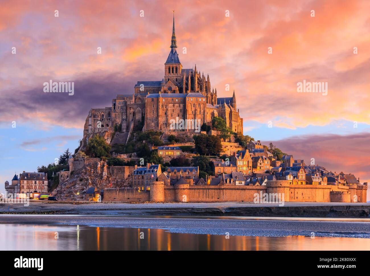 Mont Saint-Michel. Vue du sud-est au lever du soleil. Normandie, France. Banque D'Images