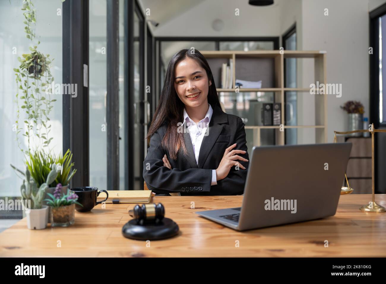 Femme d'avocat d'affaires asiatique souriant à la caméra sur le lieu de travail dans un bureau Banque D'Images