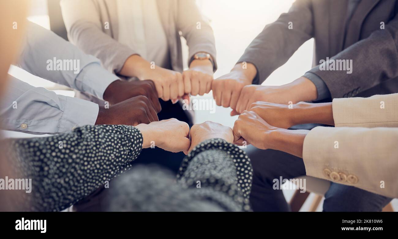 Création d'équipe, diversité et cercle travail d'équipe, motivation et inspiration, objectifs de mission et compagnie à notre sujet. Gros plan les gens d'affaires se font les mains Banque D'Images