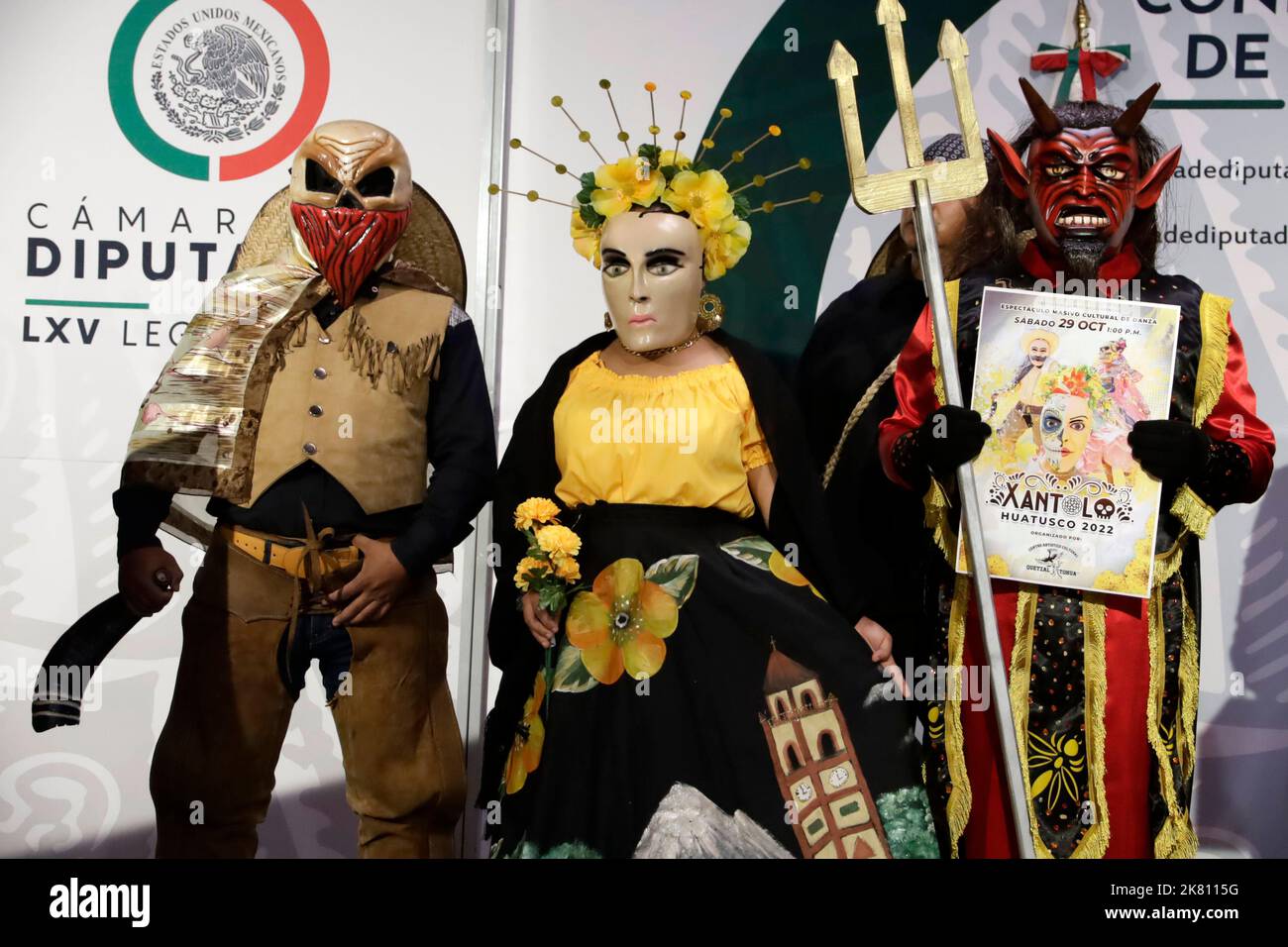 Non exclusif: 18 octobre 2022, Mexico, Mexique: Les intégrales du Huatusco Quetzal Tohua déguisés en hommage à la mort offrent une danse folklorique Banque D'Images