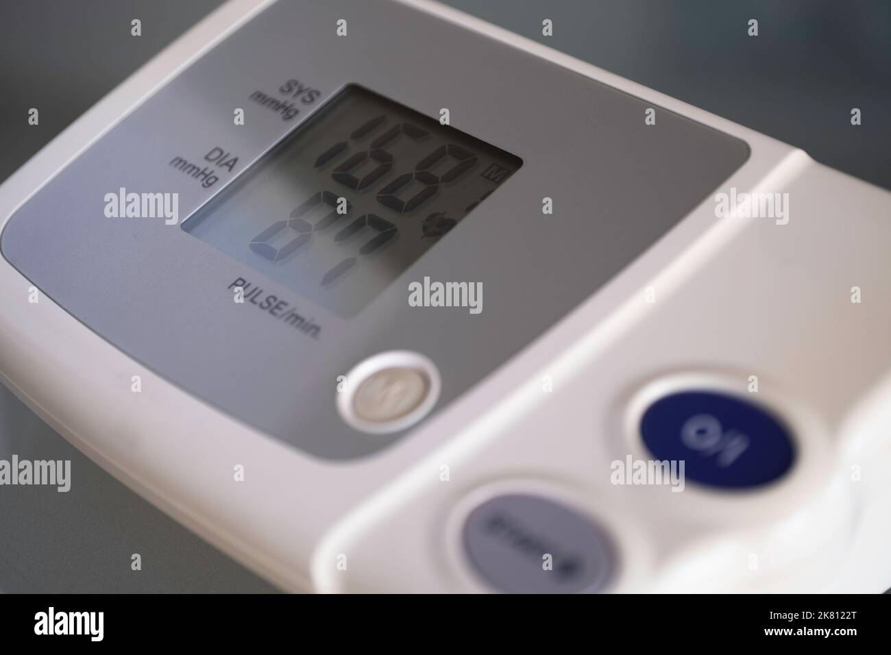 L'écran d'un moniteur de pression artérielle numérique électronique affiche les valeurs de pression supérieure (systolique) et inférieure (diastolique) Banque D'Images
