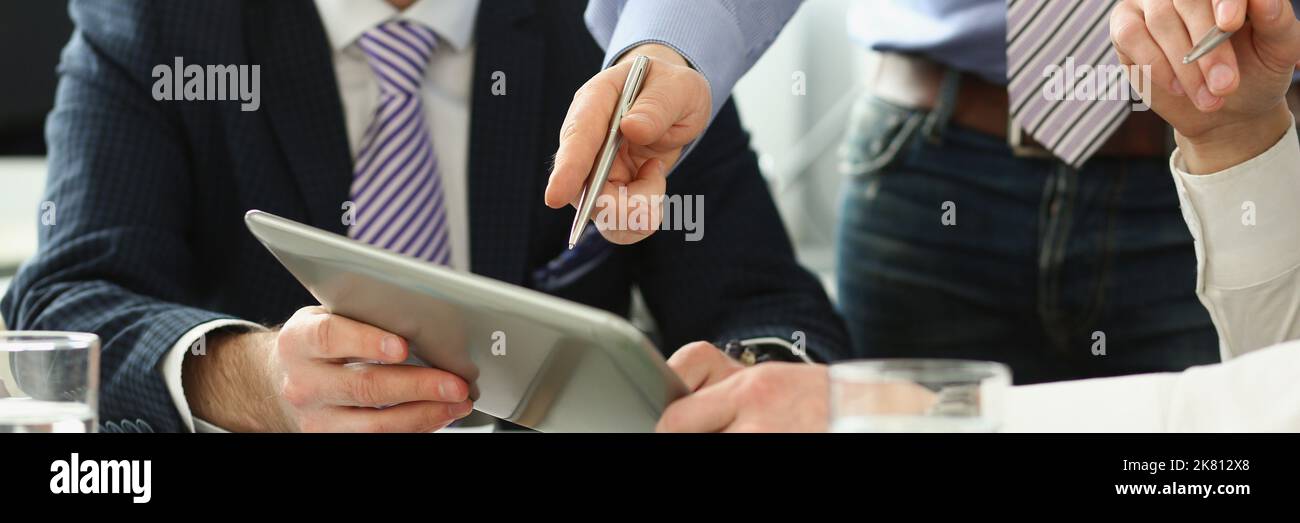 Des hommes d'affaires intelligents qui prennent des décisions au sein de l'entreprise, un responsable qui présente les statistiques financières au groupe Banque D'Images