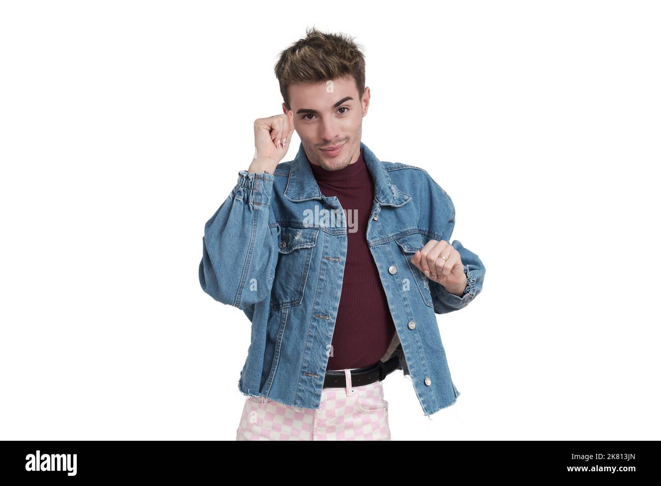 Jeune homme caucasien dansant, isolé. Banque D'Images