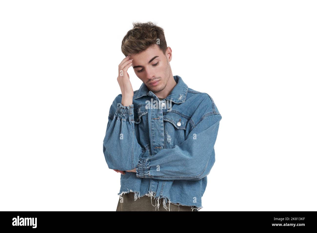 Jeune homme caucasien triste, isolé. Banque D'Images