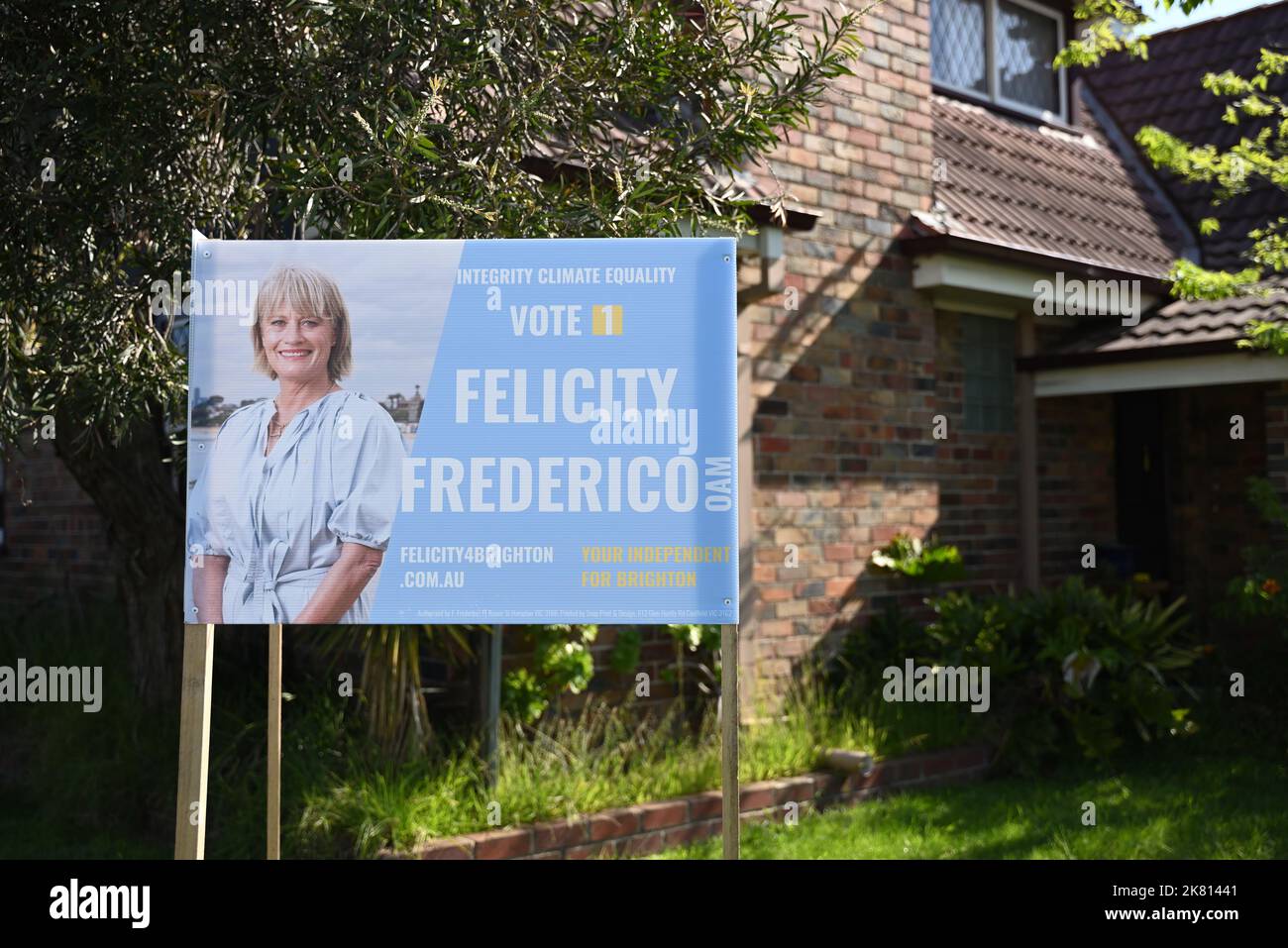 Felicity Frederico OAM, un candidat indépendant pour Brighton à la prochaine élection d'état, signe de campagne dans une cour avant Banque D'Images