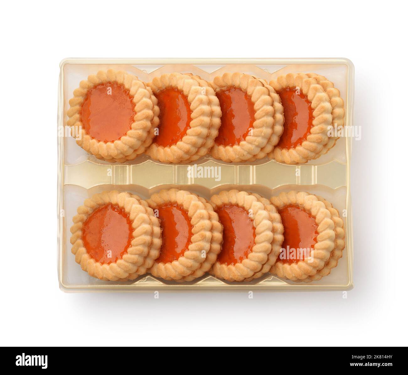 Vue de dessus des biscuits de confiture dans le plateau d'emballage blister isolé sur blanc Banque D'Images