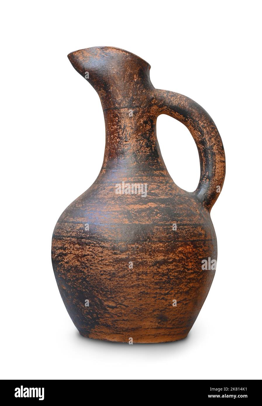 Vue latérale de la vieille carafe à vin d'argile isolée sur blanc Banque D'Images