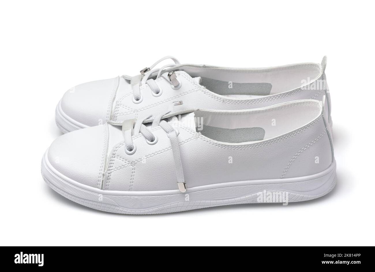Paire de chaussures de sport en cuir blanc isolées sur blanc Banque D'Images