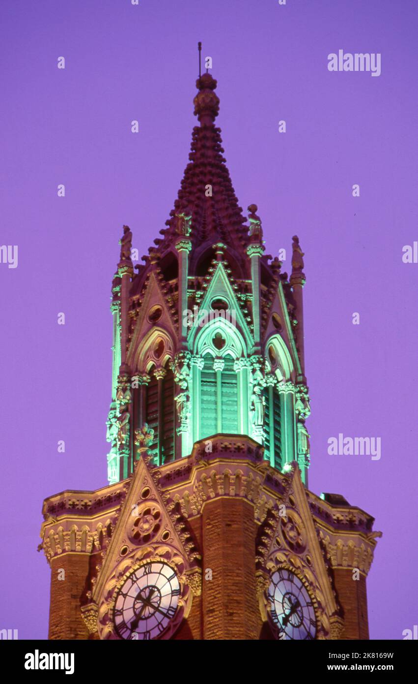 Inde: La tour de l'horloge du Rajabai, Université de Mumbai, fort campus, Mumbai, construit dans le style gothique‚ Bombay. L'Université de Bombay, telle qu'elle était connue à l'origine, a été créée en 1857. La tour Rajabai et l'édifice de la bibliothèque ont été conçus par Sir George Gilbert Scott et achevés en 1878. Banque D'Images