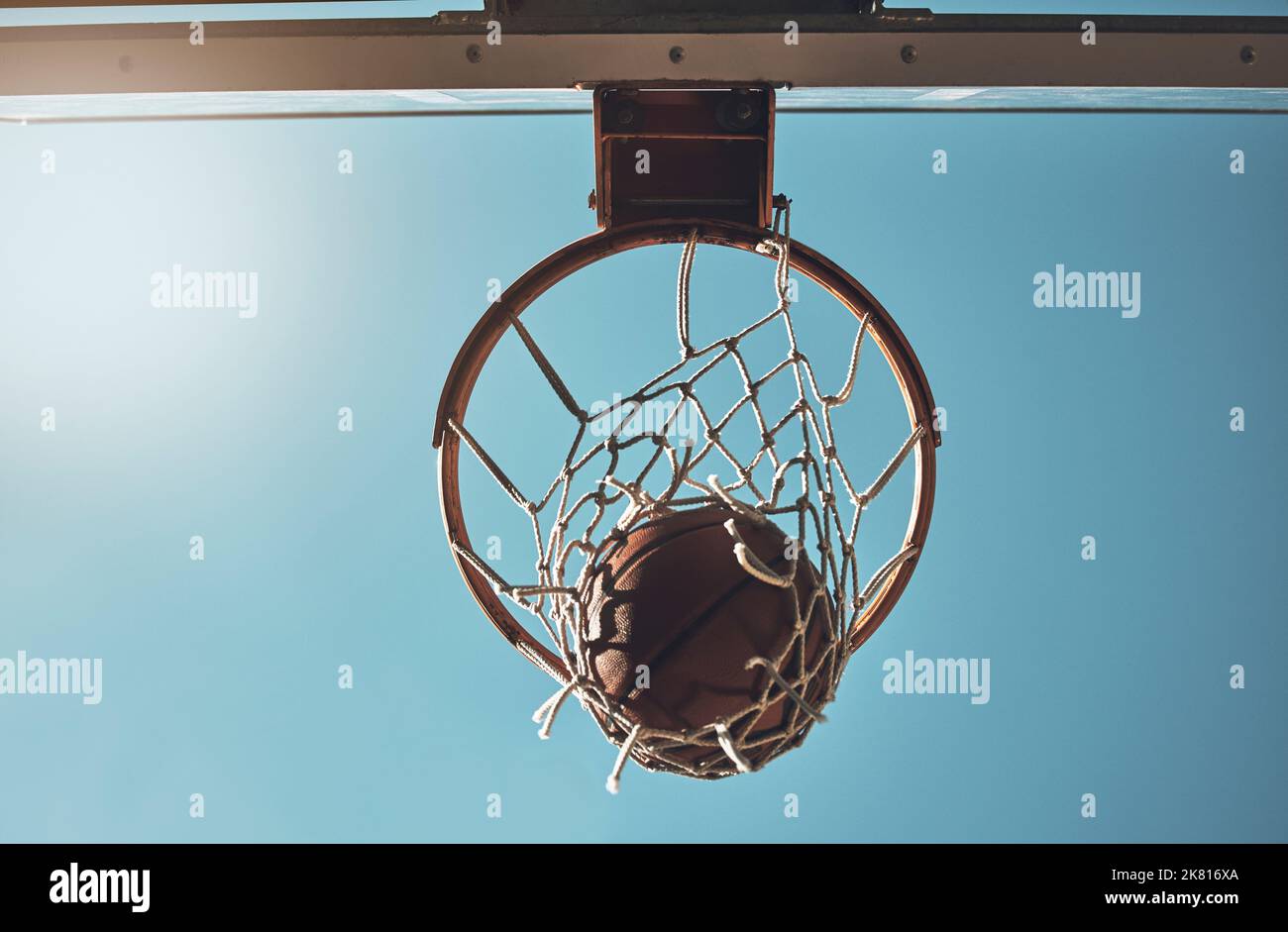 Basket-ball, filet et ballon ci-dessous dans le sport en plein air pour les matchs de sport aux États-Unis. Sport et ballon d'air de lancer pour marquer le point pour la victoire, victoire contre Banque D'Images