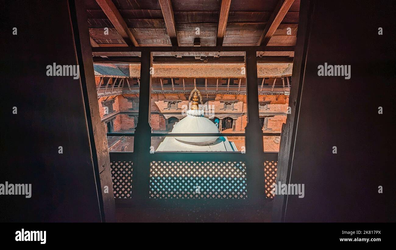 Vue depuis l'une des fenêtres sur la cour intérieure depuis le Musée Patan au Népal Banque D'Images
