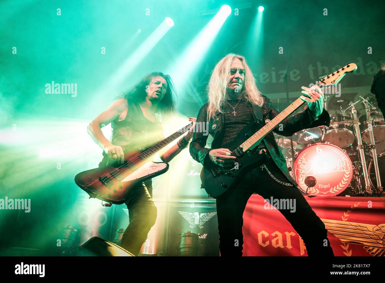 Oslo, Norvège. 18th, octobre 2022. Le groupe britannique de métaux lourds Saxon donne un concert à Rockefeller à Oslo. Ici, le bassiste Nibbs carter (L) est vu en direct sur scène avec le guitariste Doug Scarratt (R). (Crédit photo: Gonzales photo - Terje Dokken). Banque D'Images