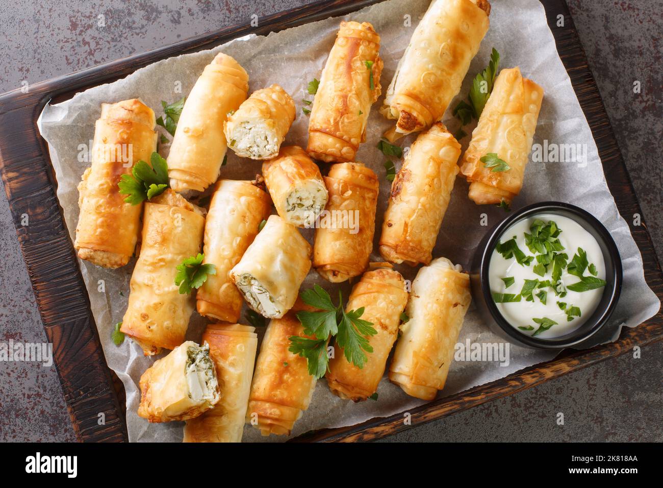 Borek est une pâtisserie turque avec une garniture savoureuse avec du fromage et des épinards sur le panneau de bois sur la table. Vue horizontale du dessus Banque D'Images