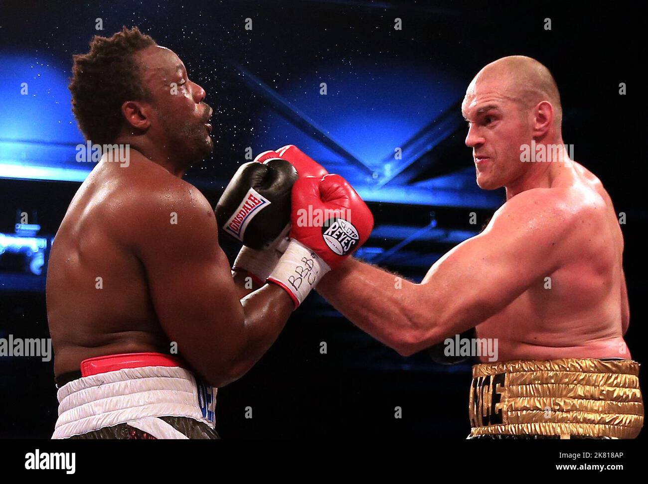 Photo du dossier datée du 29-11-2014 de Tyson Fury (à gauche) en action  contre Dereck Chisora. Fury, a annoncé qu'il combattra Derek Chisora au  stade Tottenham Hotspur de Londres sur 3 décembre.