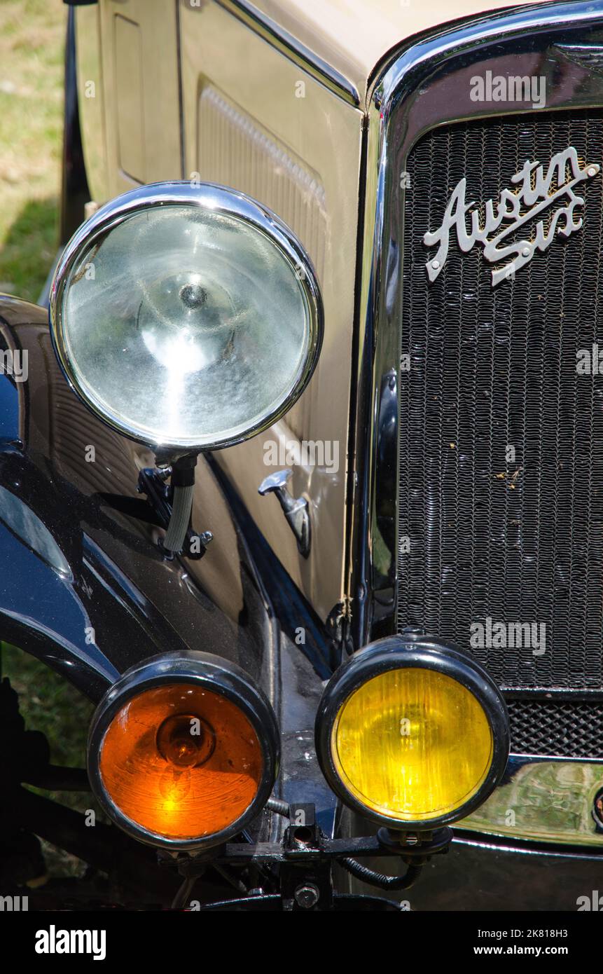 Feux avant et radiateur d'un Austin six 1930 Banque D'Images