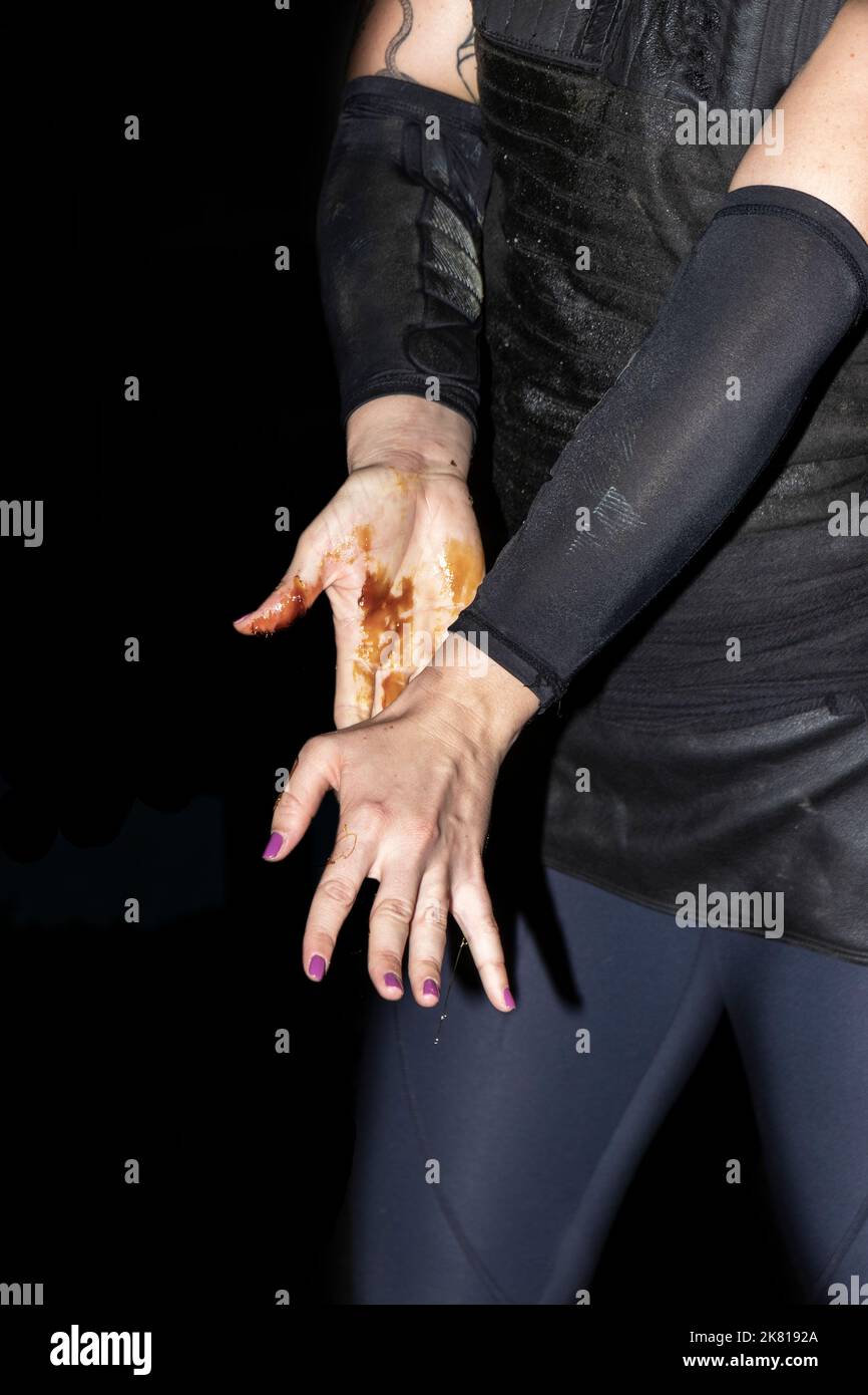 Femme mettant de la résine sur ses mains se préparant à soulever la pierre, le sport rural basque Banque D'Images