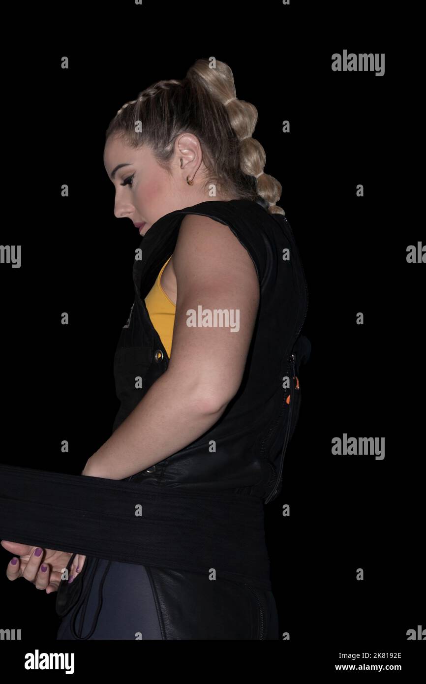 Athlète basque de sport rural femme se préparant au soulèvement de pierres. culture basque Banque D'Images