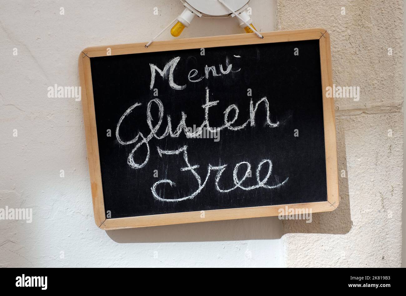 menu sans gluten écrit à la main sur le tableau noir à l'extérieur du café, puglia, italie Banque D'Images