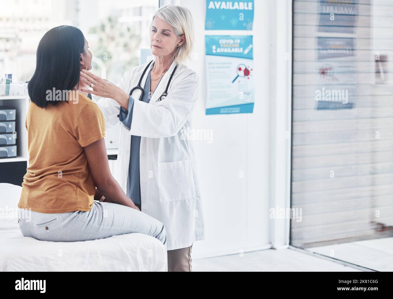 Prenez note de cette douleur dans votre gorge. Un médecin examinant une gorge de womans pendant une consultation. Banque D'Images
