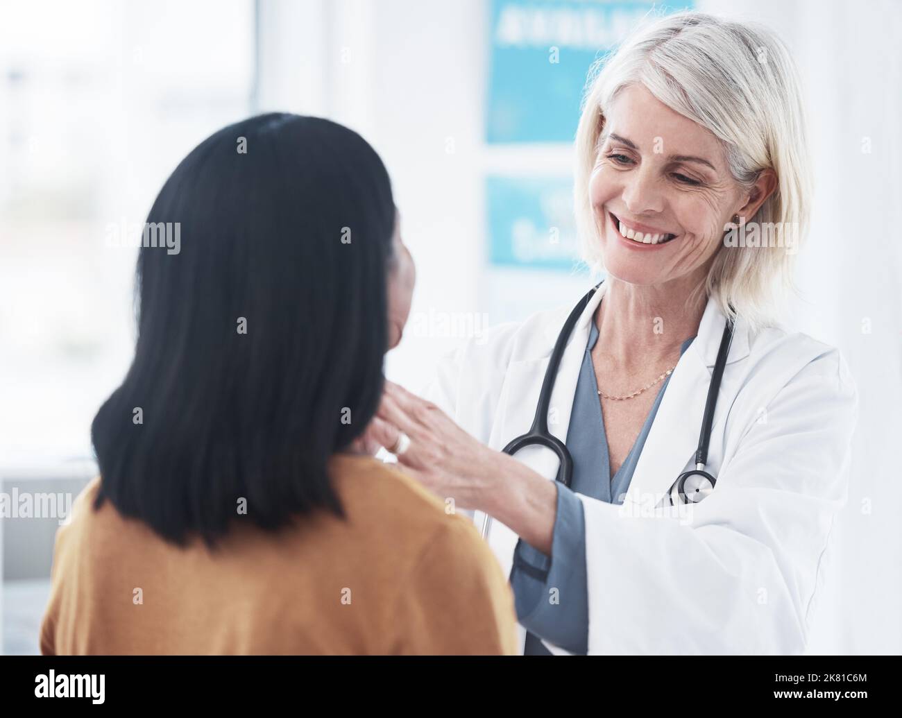Chaque diagnostic fait une différence. Un médecin examinant une gorge de womans pendant une consultation. Banque D'Images