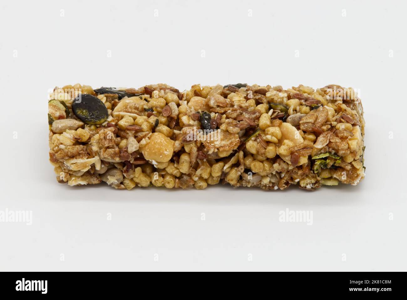 Barre de protéines avec grains entiers arachides et canneberges isolées sur fond blanc. Banque D'Images