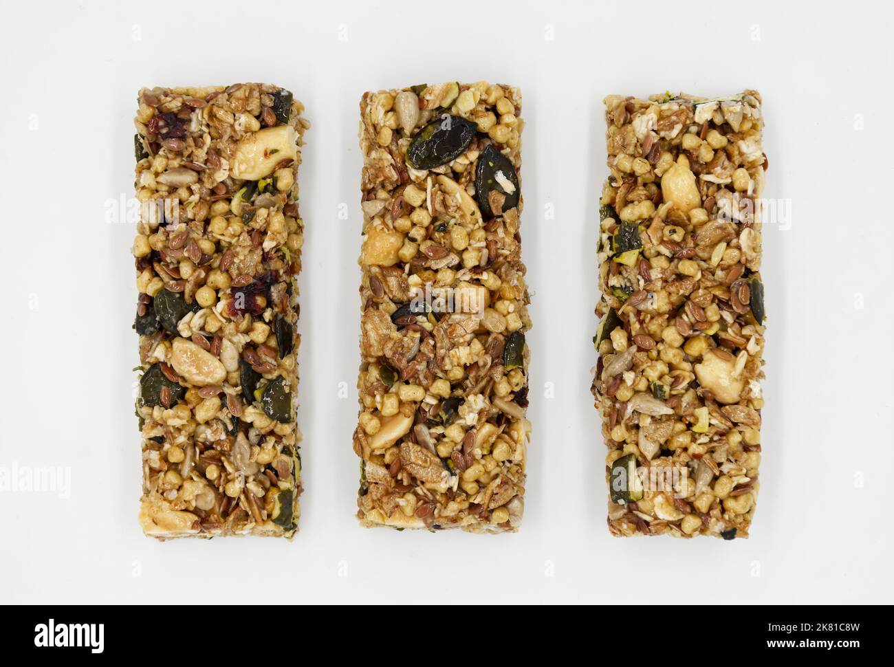 Barre de protéines avec grains entiers arachides et canneberges isolées sur fond blanc. Banque D'Images