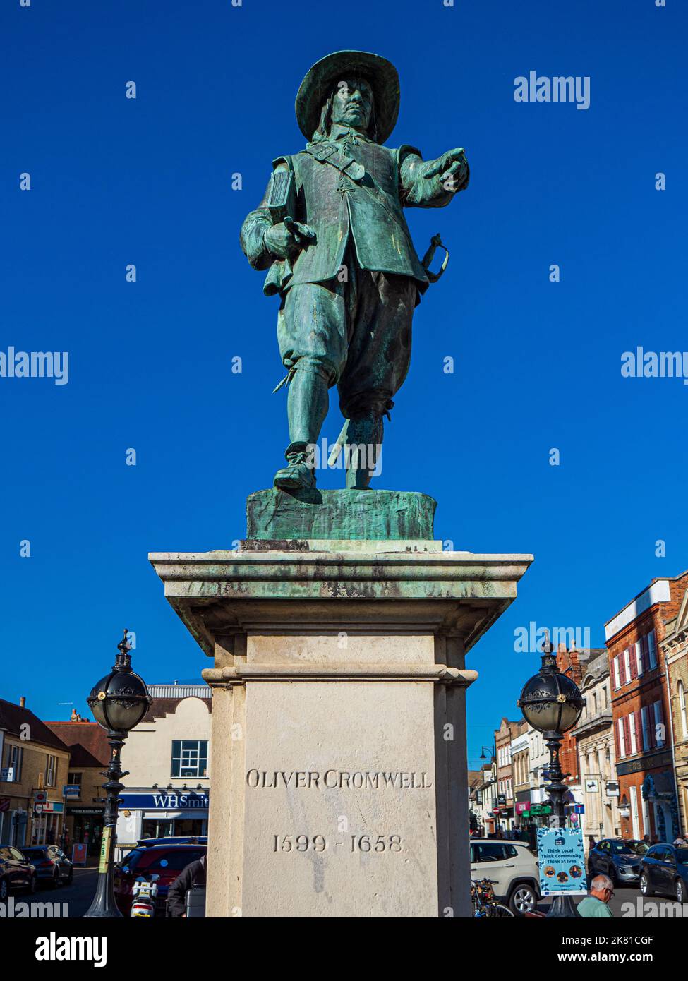 Oliver Cromwell Statue St Ives Cambridgeshire Royaume-Uni. Conçu par F. W. Pomeroy et érigé sur Market Hill St Ives en 1901 par abonnement public. Banque D'Images