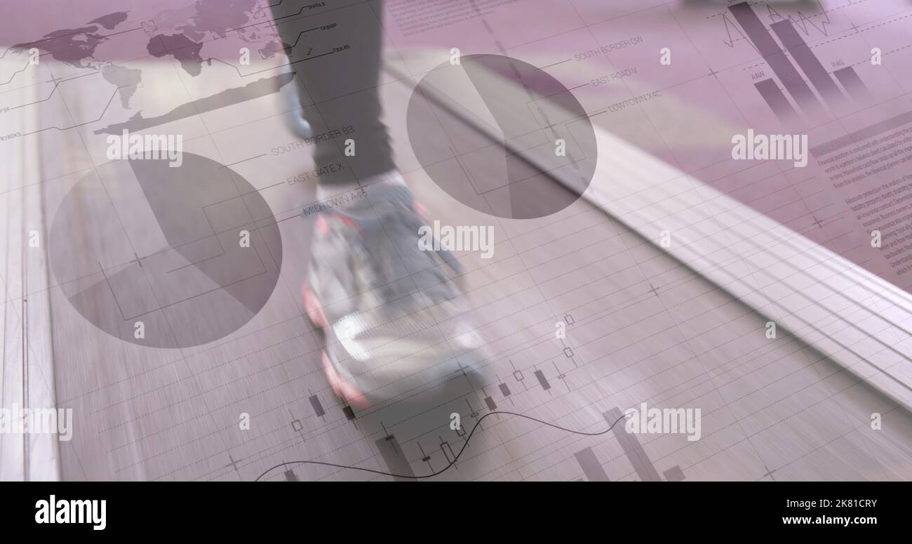 Composite de l'interface d'infographie sur la section basse de la femme qui court sur un tapis roulant, espace de copie Banque D'Images