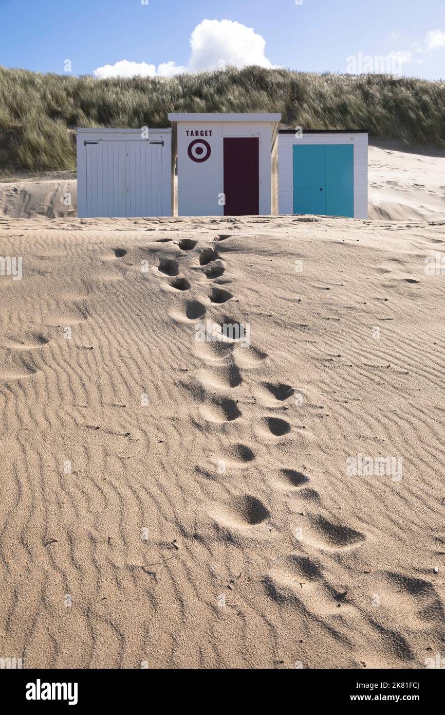 cabines de plage et empreintes de pas sur la plage d'Oostkapelle sur la péninsule de Walcheren, Zélande, pays-Bas. Fusssuren und Fusssuren am Strand von Banque D'Images