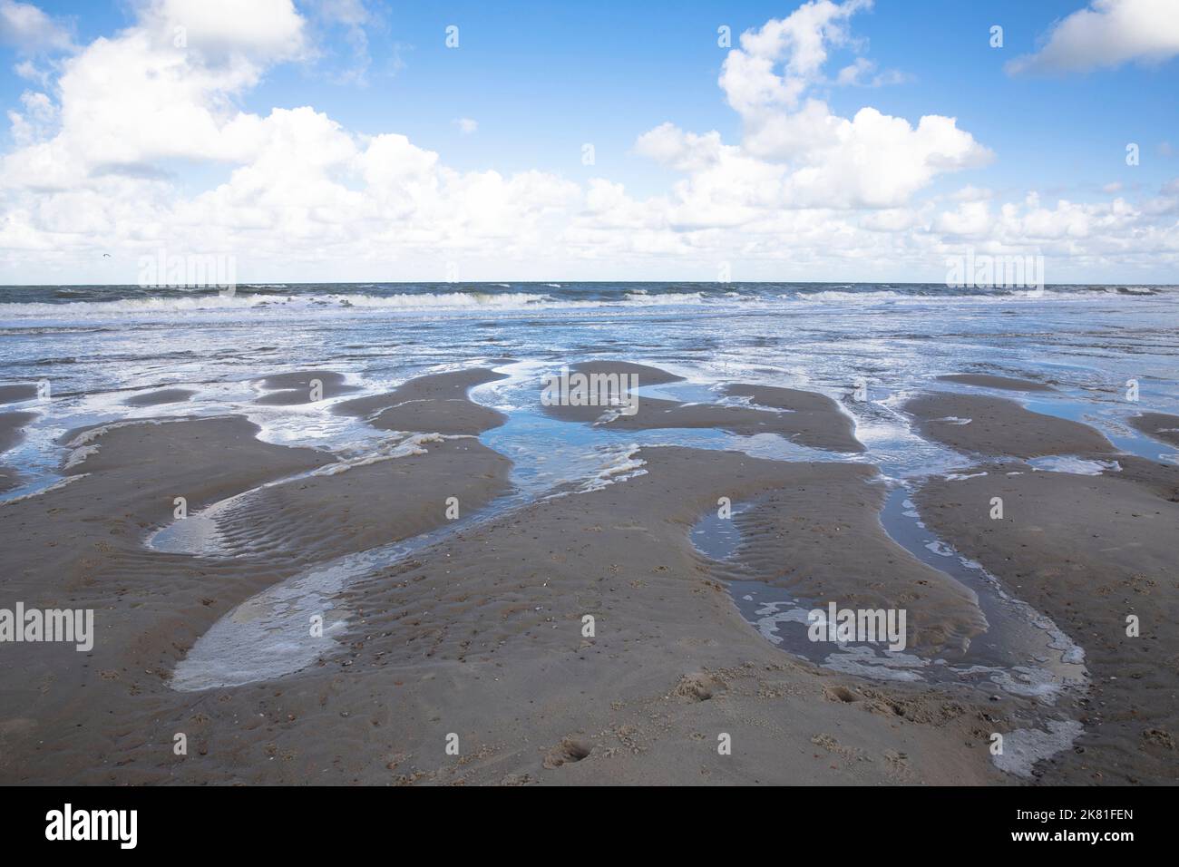 Pays-Bas, Zélande, l'eau qui monte sur la plage à Oostkapelle sur la péninsule de Walcheren. Niederlande, Zeeland, auflaufendes Wasser am Strand von OOS Banque D'Images