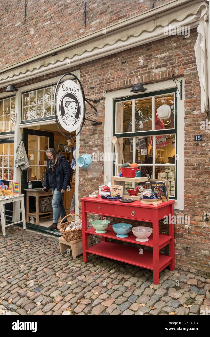 Le village de Veere sur la presqu'île de Walcheren, boutique à la place du marché, Zeeland, pays-Bas. Der Ort Veere auf Walcheren, Geschaeft am Markt, Zeeland Banque D'Images