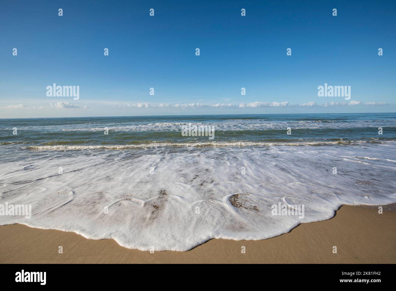Surfez sur la plage d'Oostkapelle sur la péninsule de Walcheren, Zélande, pays-Bas. Brandung am Strand von Oostkapelle auf Walcheren, Zeeland, Niederla Banque D'Images