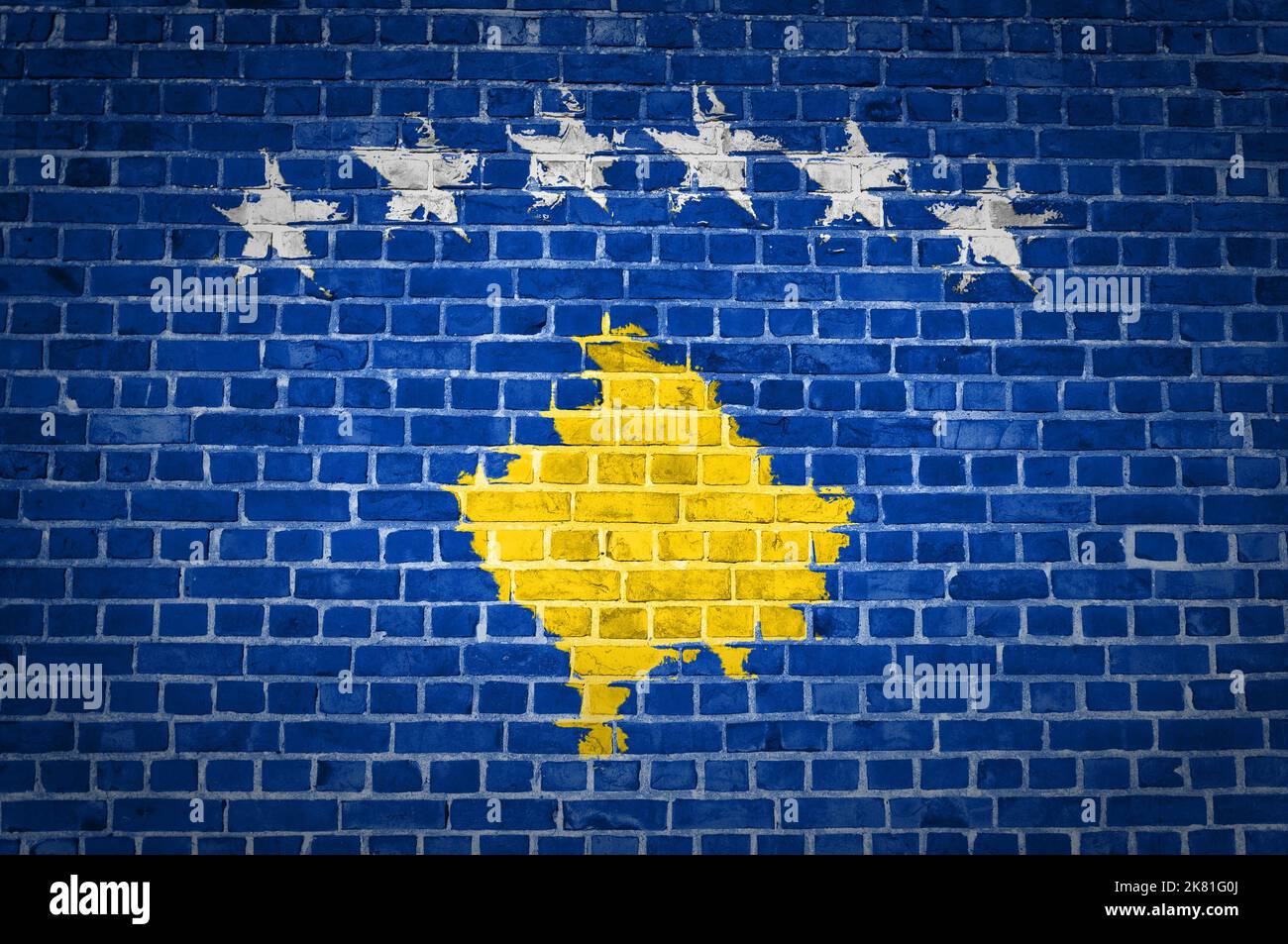 Une image de l'Kosovo drapeau peint sur un mur de briques dans une localisation urbaine Banque D'Images