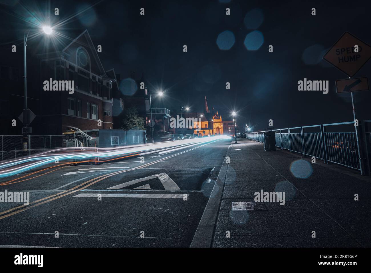 Un sentier léger sur une route le soir Banque D'Images