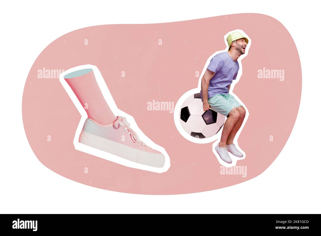 Photo créative collage illustration de punch de pied drôle beau homme actif assis sur le ballon de football isolé sur fond blanc de couleur Banque D'Images