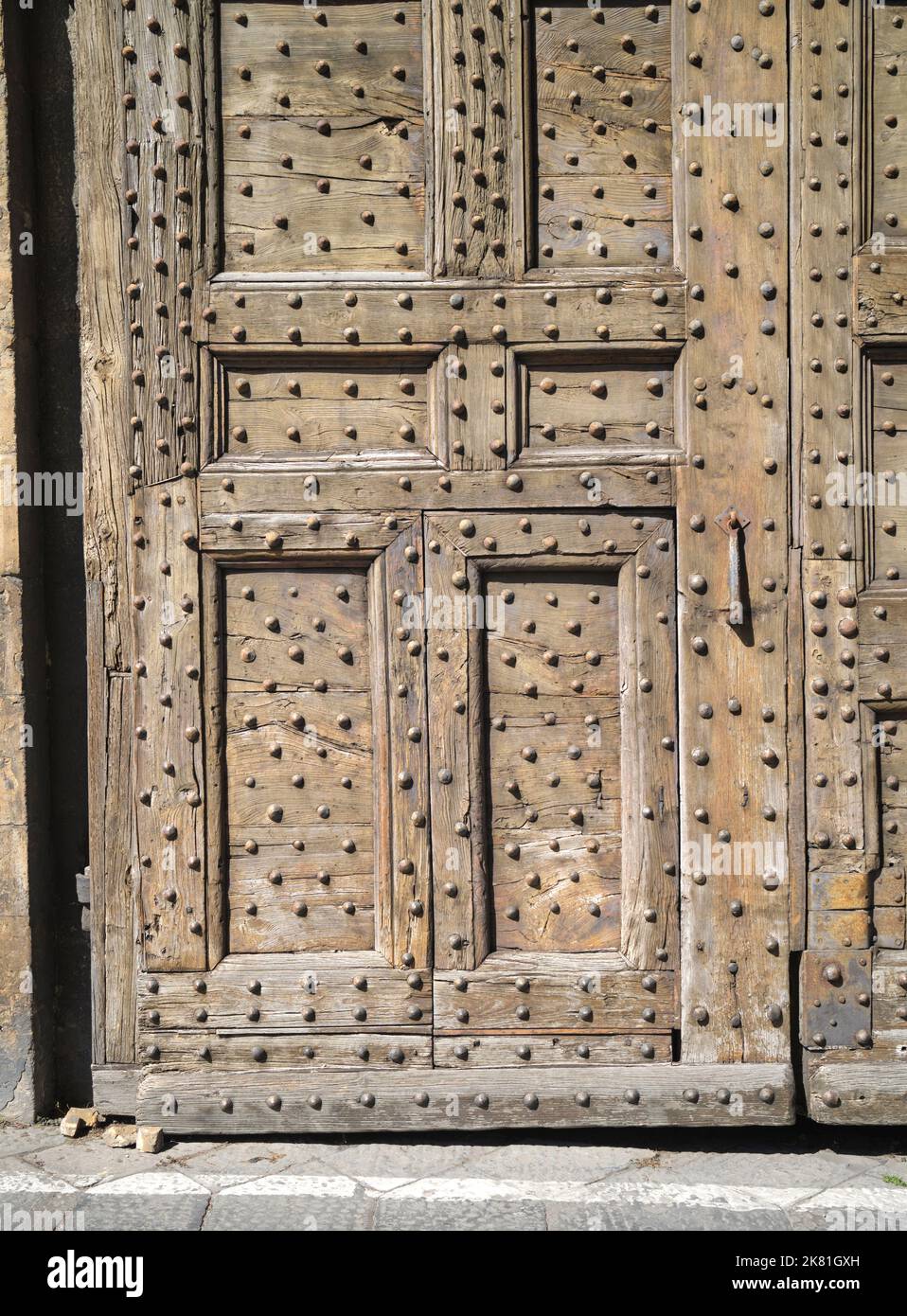 Vieille porte en bois rivetée Florence Italie Banque D'Images