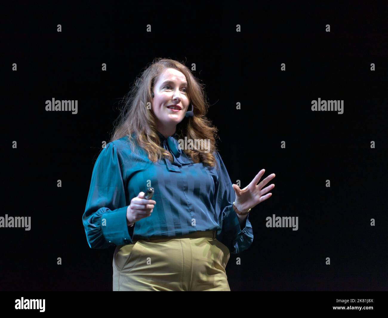 Le physicien de l'accélérateur, le Dr Suzie Sheehy, qui donne une conférence intitulée « Physics Experiments that Changed the World », sur la scène de l'Univers, à New Scientist Live 2022 Banque D'Images