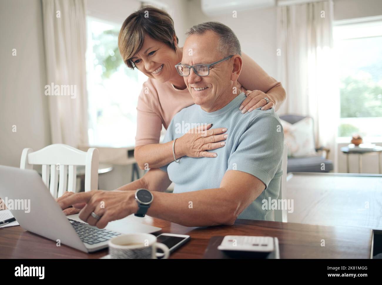 C'est ce qui a été couvert à l'avenir. Un mari et une femme matures utilisant un ordinateur portable ensemble. Banque D'Images