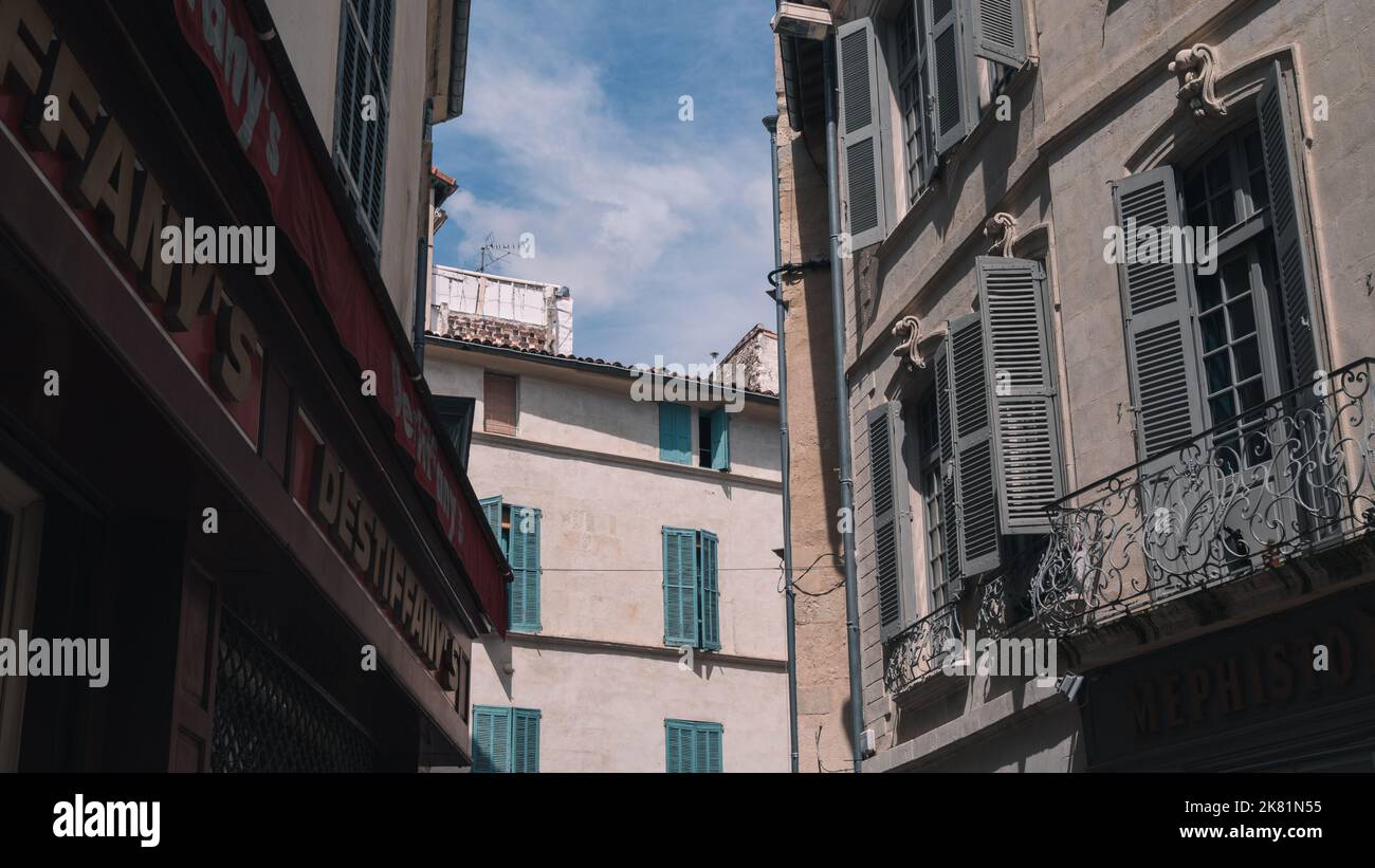 Marche dans les rues de Nîmes au printemps. Sud de la France. Banque D'Images