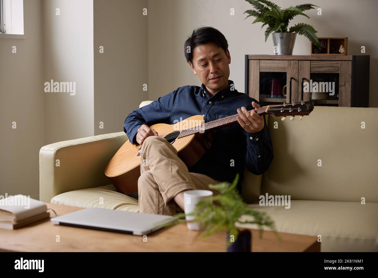 Japonais jouant de la guitare acoustique Banque D'Images