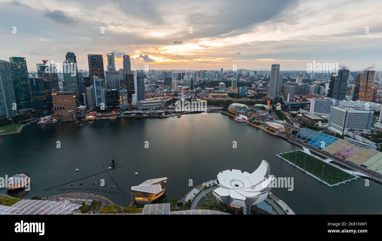 MARINA BAY , SINGAPOUR - 14 OCTOBRE 2022 : immeuble emblématique de Cityscape autour de la baie de la marina avec une heure de crépuscule dans la soirée . Banque D'Images