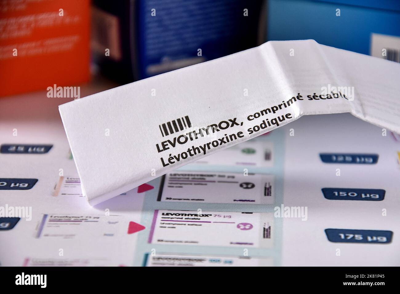 Marseille, France. 19th octobre 2022. Le feuillet plié du médicament Levothyrox est visible sur le comptoir d'une pharmacie. La société pharmaceutique Merck, qui commercialise Levothyrox, a été accusée d'avoir aggravé la tromperie en relation avec la modification de la formule du médicament. Plusieurs milliers de patients traités avec cette nouvelle formule du médicament indiqué dans le traitement des troubles thyroïdiens se sont plaints d'effets secondaires lourds et ont déposé une plainte contre le laboratoire allemand. (Photo de Gerard Bottino/SOPA Images/Sipa USA) crédit: SIPA USA/Alay Live News Banque D'Images