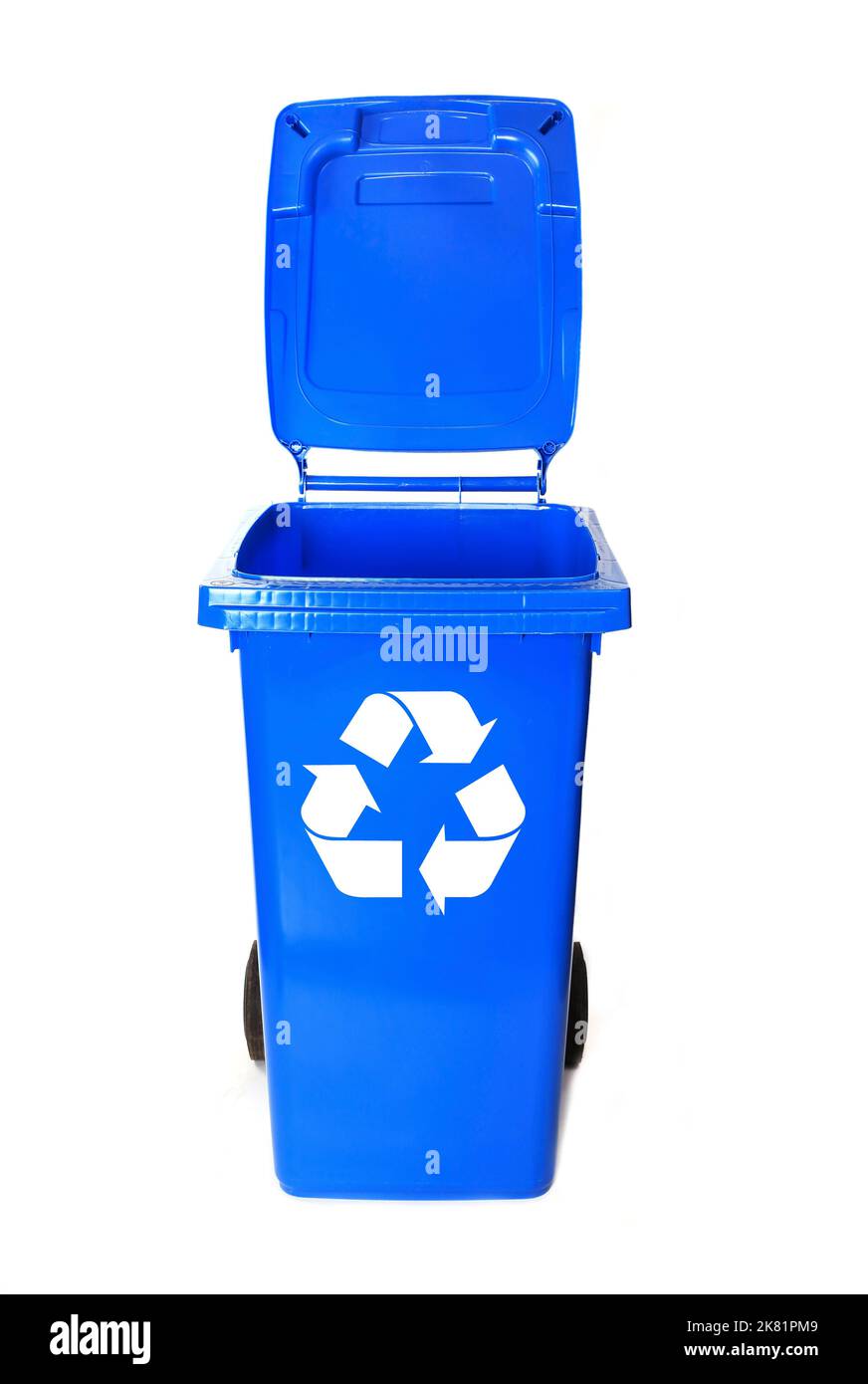 Recyclage des bacs isolés sur fond blanc (bleu) Banque D'Images